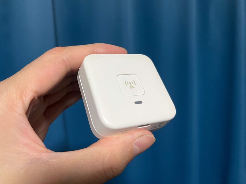 あんしんウォッチャーLE 本体 手に持つ