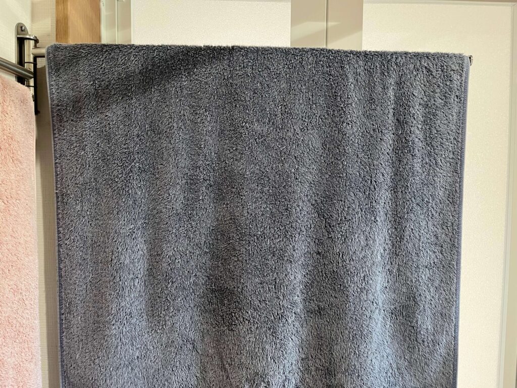 BROGRUND バスタオルを掛けている