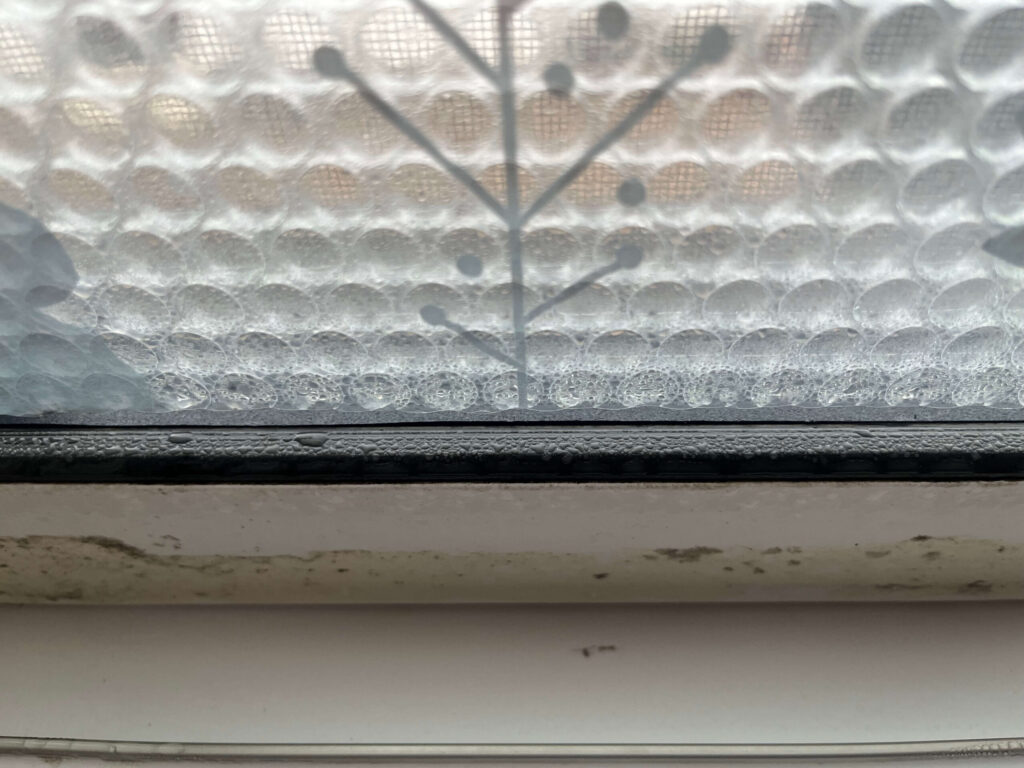 窓　プチプチ　結露
