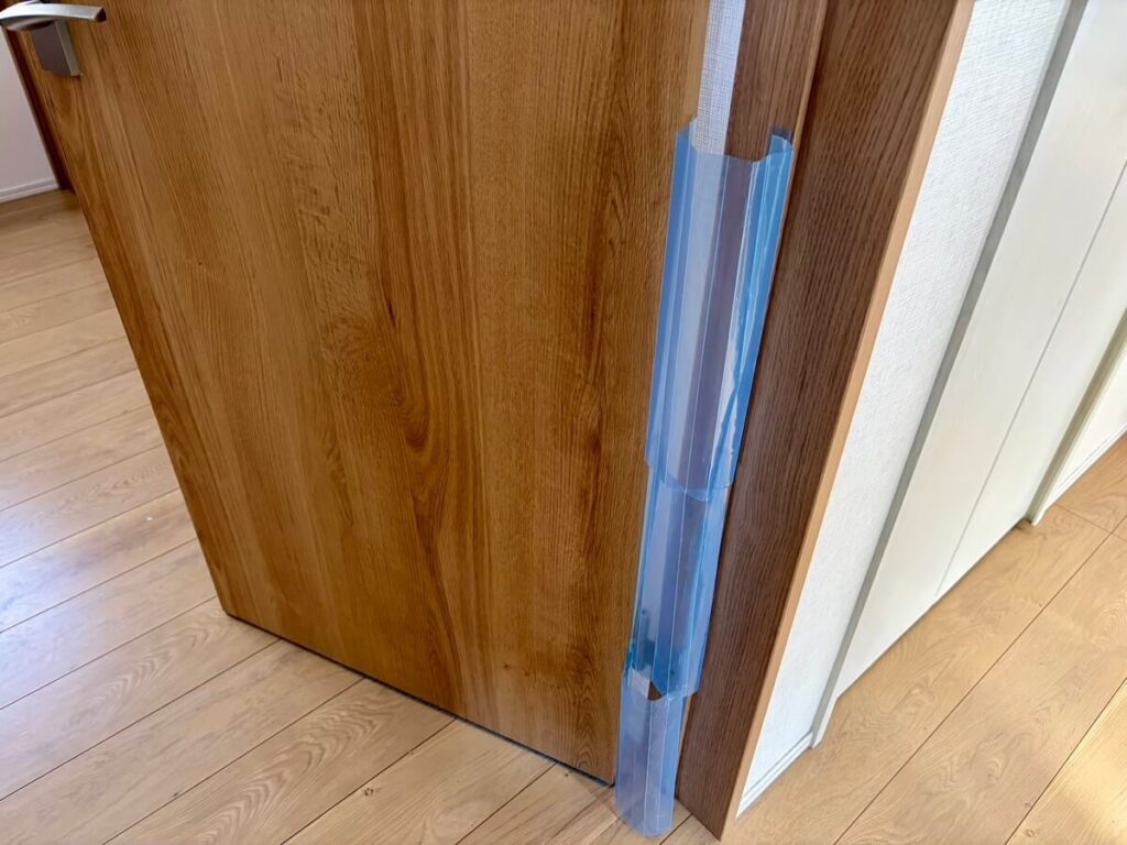 開きドア　挟まれ防止