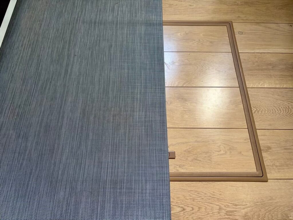 床下収納の上にキッチンマット