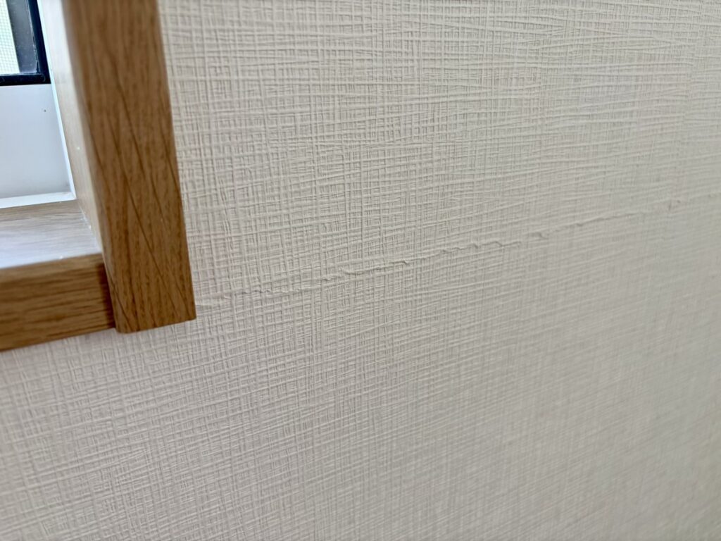 子ども部屋の壁紙のヒビ