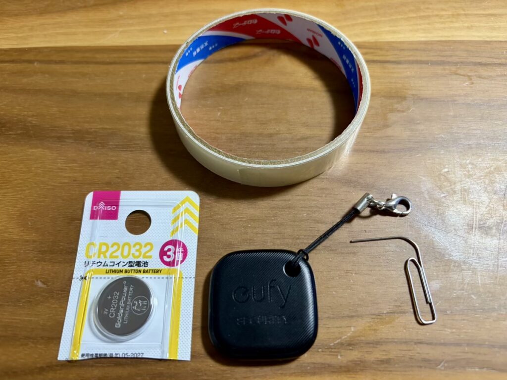 GPSとCR2032とクリップとテープ